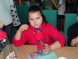 Karmniki dla ptaków powstały dziś w wieluńskiej bibliotece miejskiej